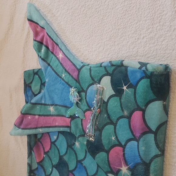 New Mermaid Tail Blanket, hair clip, bracelet - Picture 3 of 7